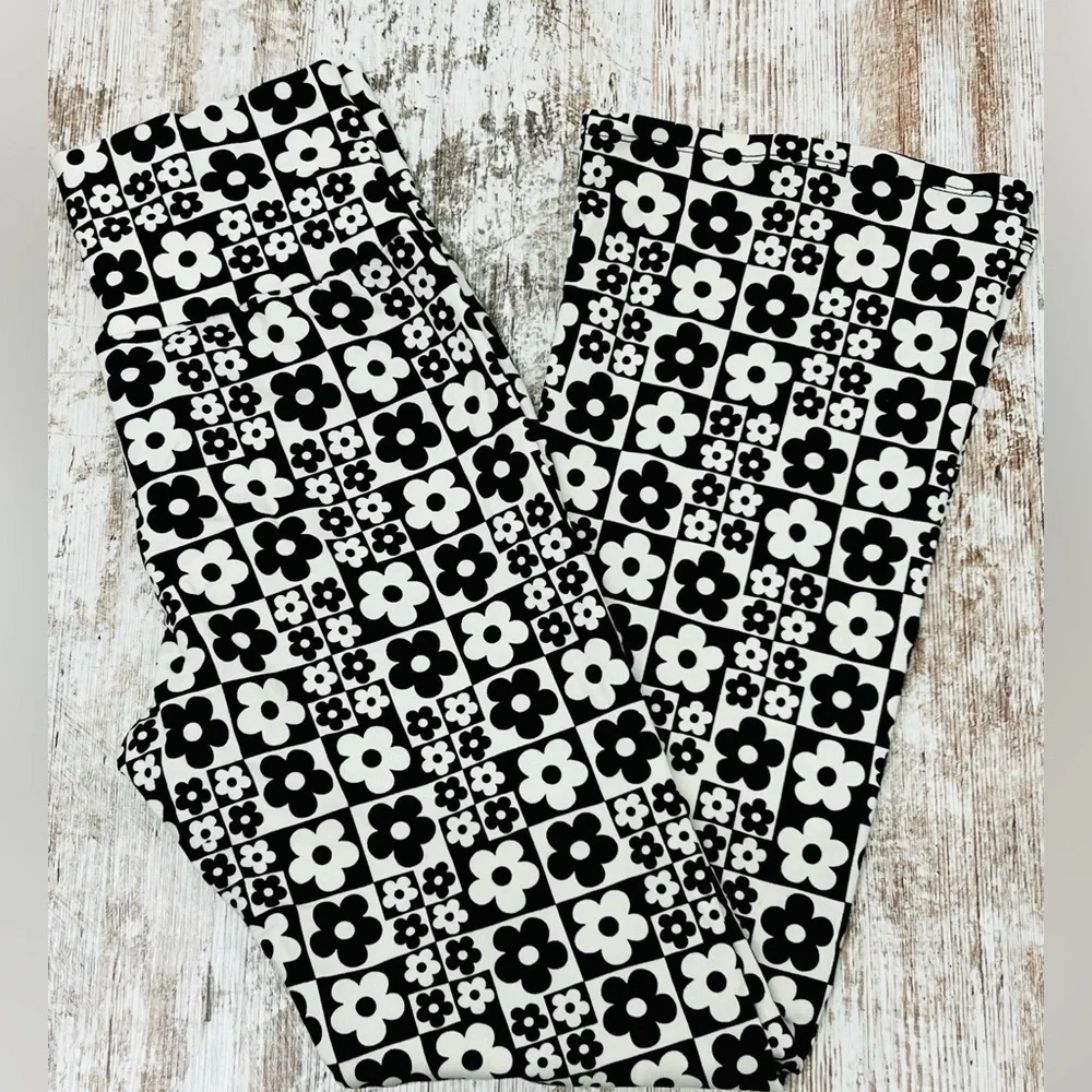 WILD Fable Black/ White Floral Check High Waistband Yoga Flare Pant-M - Picture 2 of 7